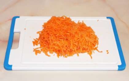 Натрите морковь на средней терке.