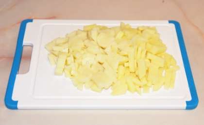 Картошку нарежьте небольшими прямоугольниками.