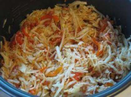 Или добавить к моркови и луку нарезанный соломкой сладкий перец и освобожденные от кожуры томаты.
