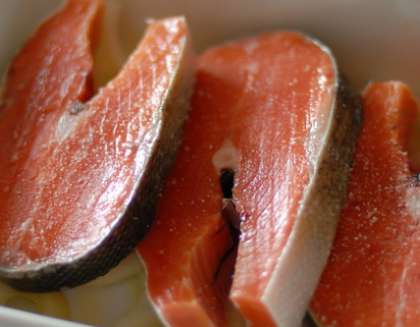 Филе красной рыбы (нежирной) промойте хорошо и обсушите при помощи салфетки. Потом выложите на тарелку и натрите солью (слегка), поперчите (травы по желанию). Полейте лимонным соком, выжатым с половинки лимона.