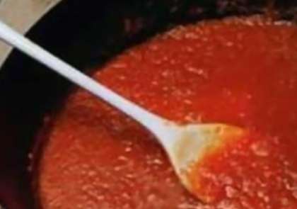 Если томатная паста густая, тогда разбавьте ее водой (100 грамм воды на каждую одну ст. ложку томатной пасты). Если же она не густая, просто заливаем в сковороду и доводим до кипения соус. Потом выкладывает в сковороду помидоры. Не забудьте посолить, добавить перец черный и сахар. Тушите минуты три. Снимите с огня и чуть охладите.