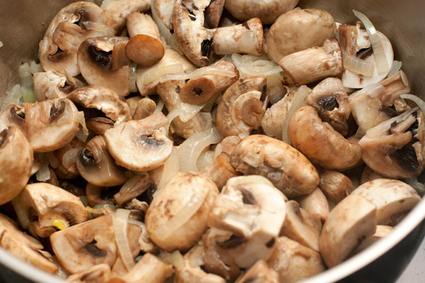 Добавьте размокшие белые грибы вместе с жидкостью, в которой они замачивались, перемешайте и готовьте на небольшом огне, помешивая время от времени.  Жидкость выливайте осторожно, на дне может оказаться песок, его в суп не надо :)