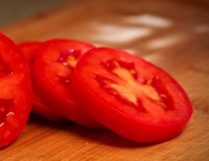 Далее вымойте помидоры. Затем обсушите овощи и порежьте тонкими кружочками.