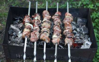 Нанизываем мясо индейки на шампуры вместе с луком и жарим. 