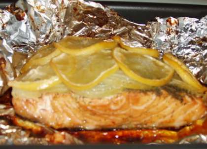 Заверните рыбу в фольгу и поставьте в духовку. Запекайте семгу от 17 до 22 минут (180°С-200°С).