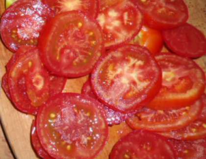 Промытые помидоры осушите на салфетке. Потом следует нарезать их кружочками.