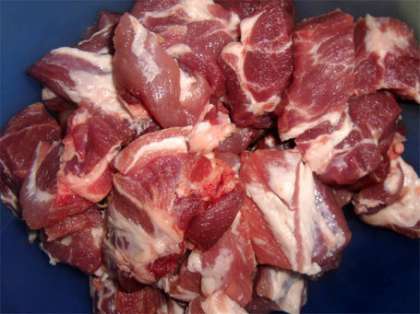 Порежьте мясо поперек волокон прямоугольниками примерно 3x5 см.