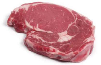 Возьмите хороший кусок говядины, желательно без кости. Нарежьте кусочками, толщина каждого кусочка должна быть примерно 2 см. Отбиваем нарезанные куски мяса с обеих сторон.