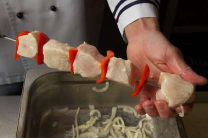 Разводим костер – готовим угли. Нанизываем рыбу на шампуры, чередуя с кусками сладкого перца или помидоров. Или можно просто оставить зазор между кусками в 0,5 см. У осетра мясо плотное и твердое, поэтому с шампура куски не свалятся.