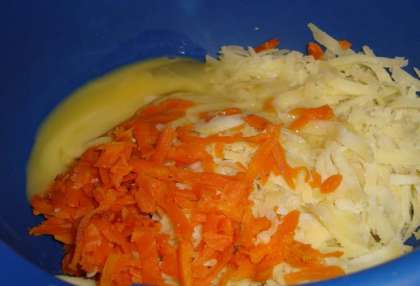 Картофель и морковь очистить от кожуры и отварить в чуть подсоленной воде.