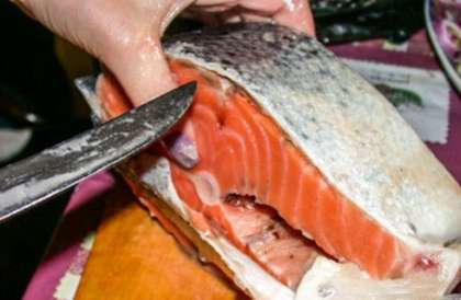 Очистите рыбу от костей, начиная от позвоночника, желательно тонким ножом. Очистите от чешуи.