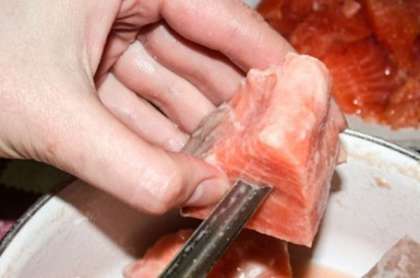 Шампур смажьте маслом (или натрите луковицей), нанизьте на шампур куски рыбы, оставив между ними промежутки.