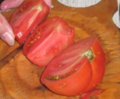 Затем помидоры вымыть. Вымытые овощи нарезать на дольки.