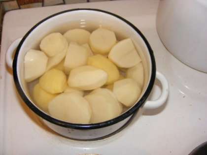 Готовить котлеты начинаем с того, что ставим картофель вариться. Из него мы будем готовить нежное и легкое пюре. Для этого нужно очистить картофель, нарезать его пополам и залить водой, выложив весь картофель в глубокую кастрюлю. Как только вода закипит, нужно уменьшить огонь и варить на среднем огне в течение 20-30 минут.