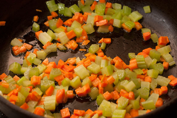 Помешивая, обжаривайте овощи в небольшом количестве масла 5 минут, пока немного не смягчатся.