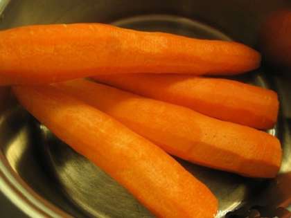 Основной ингредиент блюда – морковь. Поэтому нужно взять овощ, почистить его и натереть на крупной терке. Не стоит измельчать в блендере или натирать на мелкой терке, так как морковь даст много жидкости, что потребует добавления манки или муки.