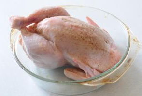 Вымытую и обсушенную куриную тушку следует натереть солью и черным перцем.