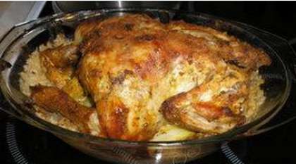 Готовую курицу выложите на блюдо. 