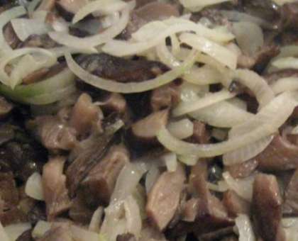 Разогрейте сковороду. Налейте масла. Выложите грибы с луком и обжарьте до готовности.