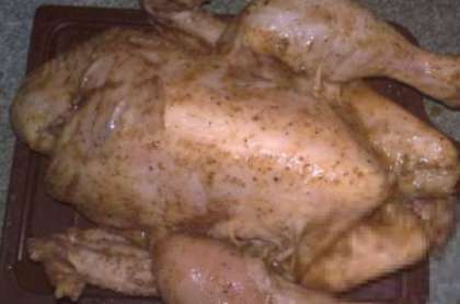 Затем натрите куриную тушку перцем черным и солью как внутри, так и снаружи. Оставьте курицу на двадцать минут, пусть пропитается. Можете использовать специи для курицы-гриль (майоран, мускатный орех, чеснок, тимьян).