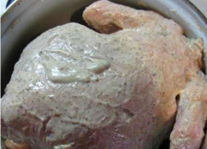 Подготовленную куриную тушку намажьте обильно соусом. Потом положите на тарелку и отправьте в холодильник еще на полчаса (мариноваться).