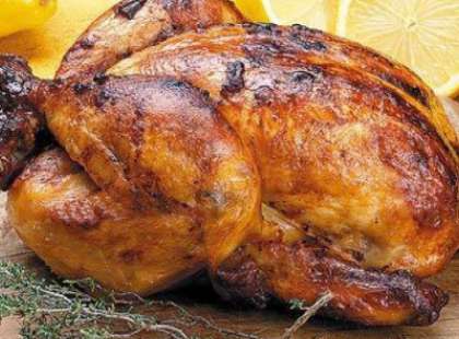 Готовую курицу подавайте горячую, выложив на блюдо с картошкой и сырыми овощами. 