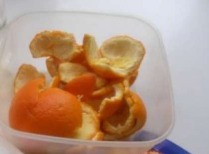 Кожицу от апельсинов нарезать тонкими ломтиками. Мякоть апельсинов мы использовать не будем. Используйте ее в других рецептах, можно приготовить отличный фруктовый салат на десерт.