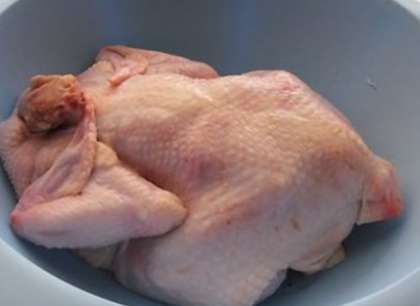 Для приготовления этого блюда курицу следует вымыть и обсушить (бумажными салфетками или полотенцем).