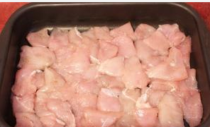 Далее возьмите противень или форму для запекания. Смажьте дно растительным маслом и выложите курицу. Потом нужно поперчить и посолить куриное филе. Можно использовать приправы и специи для куриного мяса.