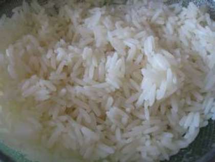 Далее насыпьте рис в кастрюлю. Промойте несколько раз его, и потом отварите до полуготовности.