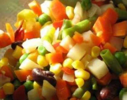 Замороженные овощи (кукуруза, зеленый горошек, морковь) разморозьте. После этого их нужно  в течение 5 минут отварить в кастрюле.