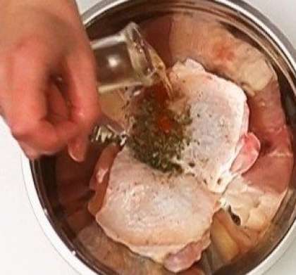 Затем приготовьте отдельную емкость (кастрюлю, миску). Положите туда бедра куриные или кусочки курицы, если вы брали целую тушку. Затем посыпьте травами, специями, солью, красным перцем (чили). Потом полейте их маслом растительным.