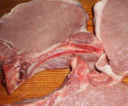 Свинину помойте и обсушите, выложив мясо на салфетку или полотенце.