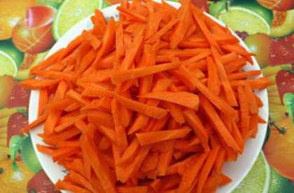Кладите его для обжарки к мясу, доведите его до коричневатого цвета, на это вам потребуется 15-20 минут. Порежьте морковь соломкой.