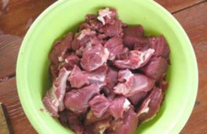 Нарежьте мясо небольшими кусочками, чтобы получились кубики примерно по 2-3 сантиметра, можете оставить тонкий слой жира, тогда шашлык получится более сочным.