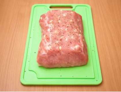 Мякоть свинины следует хорошо промыть. Затем обсушите его, выложив на салфетку или полотенце. Натрите кусок свинины специями, солью, перцем черным, карри. Оставьте так мясо «отдыхать» 10 минут.