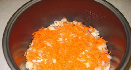 Теперь черед моркови, ее мы будем жарить примерно 15 минут.