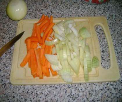 Нарезаем продольно лук и морковь.