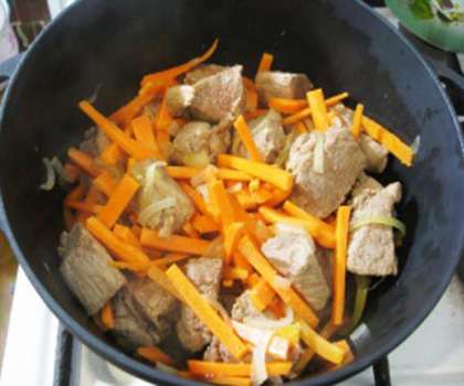 Нарезаем 300 грамм моркови соломкой. Добавляем к мясу с луком и тушим несколько минут.