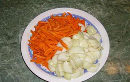 Мелко порезать репчатый лук, а морковь – соломкой.