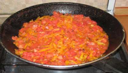 Обжарить овощи на отдельной сковороде на растительном масле. Порезать кубиками помидоры и добавить их к поджаренным овощам, плеснуть немного воды и тушить в течение 15 минут.