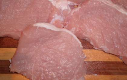 Свинину перед приготовлением следует помыть, обсушить хорошо на салфетке (бумажном полотенце). Нарежьте затем мясо на порционные куски (1,5 см толщиной примерно, но не более).