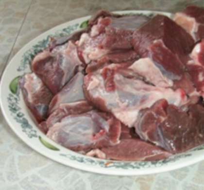 Мясо нужно тщательно отмыть от крови и нарезать небольшими кусочками весом 30-50 г. Затем посолить, поперчить и положить в глубокую, но не широкую посуду. Посуда ни в коем случае не должна быть алюминиевой, т.к. контакт мяса с открытым металлом негативно сказывается на вкусе блюда. Лучше взять керамическую или стеклянную посуду, в крайнем случае,  эмалированную.