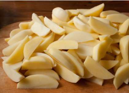 Картофель почистите, вымойте и обсушите на полотенце. Затем порежьте клубни картофеля на 5-6 долек.