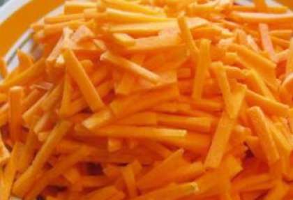 Также поступите с морковью. Почищенную, вымытую и обсушенную, морковь следует порезать соломкой.