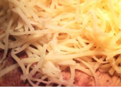 Натрите массой из чеснока и черного перца кусочки свинины. После этого намажьте мясо майонезом и сверху положите натертый сыр.