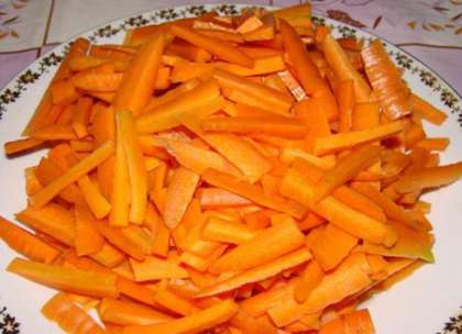 Подготовьте морковь, ее нужно порезать соломкой.