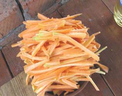 . Для приготовления настоящего плова нам понадобится казан. Влейте в него 250 грамм растительного масла и поставьте на сильный огонь. Когда масло накалится, забросьте в казан одну половинку очищенного лука и одну половинку моркови (так проще будет их извлекать в дальнейшем). Когда морковь и лук хорошо прожарятся в масле и обретут золотистую корочку, положите в казан всю обрезь от свинины. Периодически помешивая, доводим обрезь до состояния шкварок и после этого можно вынуть содержимое казана, оставив только растительное масло. Положите в казан наше подготовленное для жарки мясо, готовьте его на том же сильном огне, периодически помешивая, чтобы оно не пристало ко дну. Пока мясо жарится, нарежьте мелко репчатый лук, а морковь нарежьте соломкой.