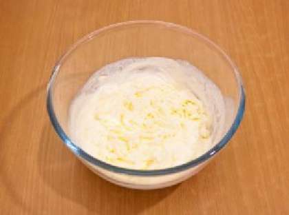 Теперь взбиваем сливки, пока они не начнут густеть, смешиваем их с сыром маскарпоне.Отделяем белки яиц от желтков и растираем желтки с сахаром. Вливаем желтки в сливки и маскарпоне, тщательно перемешиваем.