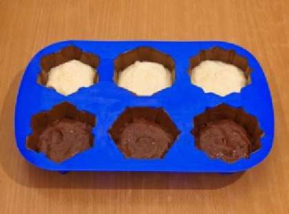 Выкладываем шоколадную и ванильную массу в формочки, заполняя их наполовину, чтобы получить мороженое двух вкусов в одной порции. Отправляем в морозилку на 30-40 минут.